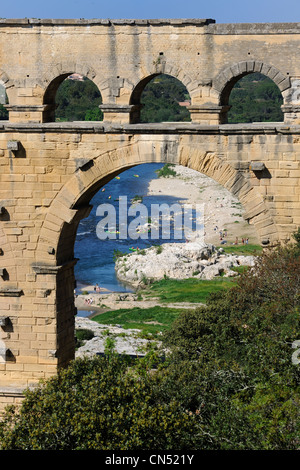 Francia, Gard, Pont du Gard elencati come patrimonio mondiale dall' UNESCO, acquedotto romano oltre il fiume Gardon Foto Stock