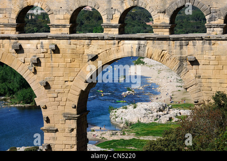 Francia, Gard, Pont du Gard elencati come patrimonio mondiale dall' UNESCO, acquedotto romano oltre il fiume Gardon, canoismo Foto Stock