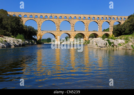 Francia, Gard, Pont du Gard elencati come patrimonio mondiale dall' UNESCO, acquedotto romano oltre il fiume Gardon Foto Stock