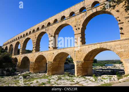 Francia, Gard, Pont du Gard elencati come patrimonio mondiale dall' UNESCO, acquedotto romano oltre il fiume Gardon Foto Stock