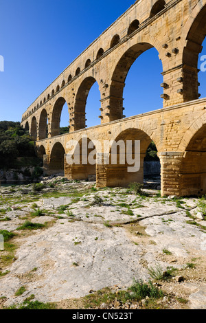 Francia, Gard, Pont du Gard elencati come patrimonio mondiale dall' UNESCO, acquedotto romano oltre il fiume Gardon Foto Stock