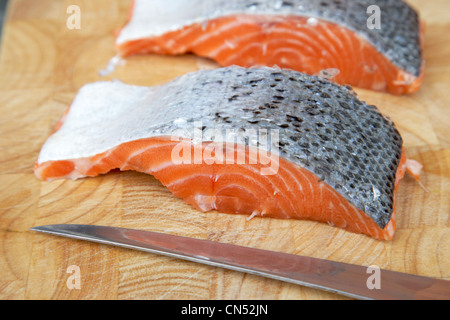 Di filetto di salmone fresco tagliato a bistecche e porzioni Foto Stock