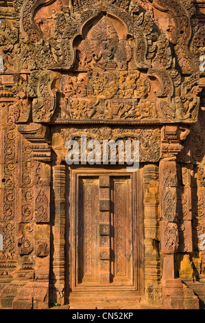 Cambogia Siem Reap Provincia, Angkor sito elencato come patrimonio mondiale dall' UNESCO, Banteay Srei tempio del decimo secolo Foto Stock