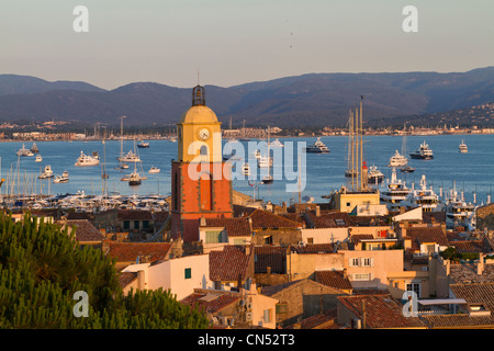 Francia, Var, Saint Tropez, l'orologio del campanile della chiesa parrocchiale costruita nel 1634 con colore ocra, visto dal Foto Stock