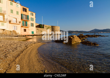 Francia, Var, Saint Tropez, Plage de la Ponche spiaggia dove sono costruite le alte case con facciata di colore ocra, giallo o arancione Foto Stock