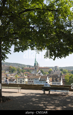 Verticale ad angolo ampio paesaggio di vista dal Lindenhof hill in una giornata di sole. Foto Stock
