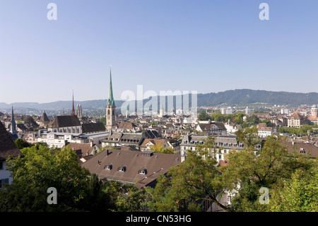 Orizzontale ad angolo ampio su Zurigo skyline con Predigerkirche, Fraumünster kirche di St Peter kirche e Grossmünster guglie Foto Stock