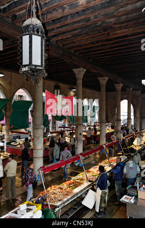 L'Italia, Veneto, Venezia, elencato come patrimonio mondiale dall UNESCO, Sestiere San Polo, Mercati di Rialto (mercato di Rialto), il mercato del pesce Foto Stock