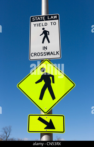 I segni che indicano un crosswalk in New York. Foto Stock