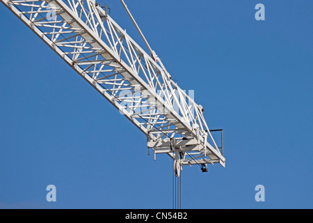 Gru a torre contro il cielo blu nessuno sfondo Foto Stock