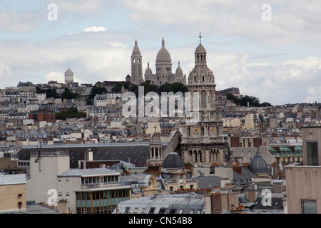 La vista di Parigi e la Basilique du Sacré-Coeur da un centro commerciale. Foto Stock