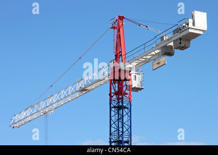 Gru a torre contro il cielo blu nessuno sfondo Foto Stock