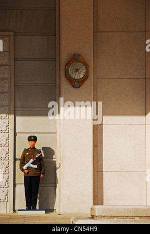 La Corea del Nord, il Monte Myohyang, guardia l'entrata dell'Amicizia Internazionale Exhibition Hall, che contiene i doni ricevuti Foto Stock