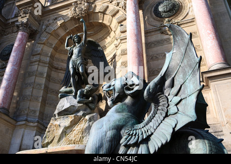 Francia, Parigi, Quartier Latin, Place Saint Michel e Saint Michel Fontana (1860) dall'architetto Gabriel Davioud Foto Stock