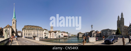 Panoramica orizzontale di Fraumünster kirche o abbazia e Grossmünster con loro prominenti guglie a Zurigo in una giornata di sole. Foto Stock