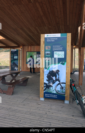 Ciclista guardando il Glentress mappe e informazioni presso la buccia edificio Gateway nella Valle di Tweeed Forest Park in Scozia Foto Stock