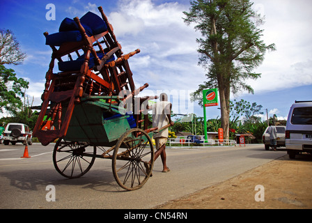 Madagascar, Nord, Diego-Suarez provincia (Antsiranana), Diana Regione, Ambanja, pousse-pousse mobili di trasporto Foto Stock