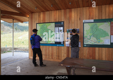 I ciclisti guardando il Glentress mappe e informazioni presso la buccia edificio Gateway nella Valle di Tweeed Forest Park in Scozia Foto Stock