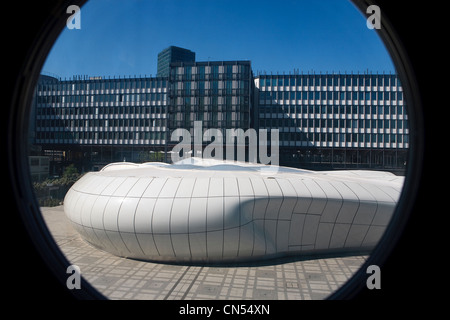 Francia, Parigi, la Mobil arte dell'architetto Zaha Hadid davanti al Intitut du Monde Arabe (Istituto Arabo) dal Foto Stock