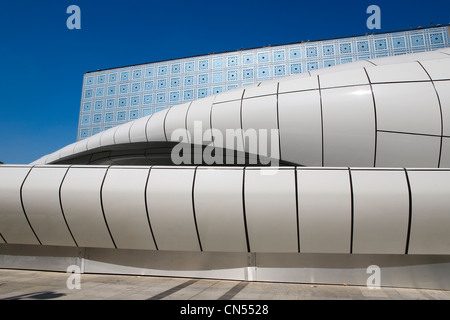 Francia, Parigi, la Mobil arte dell'architetto Zaha Hadid davanti al Intitut du Monde Arabe (Istituto Arabo) dal Foto Stock