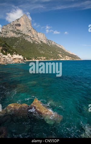 L'Italia, Sardegna, Provincia dell'Ogliastra, Baunei, le 128 mètres di calcare Pedra Longa sul Santa Maria Navarrese coast Foto Stock
