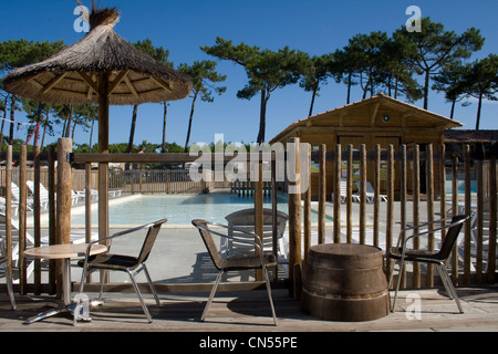 Cielo blu brillante su un campeggio piscina e ristorante nel sud-ovest della Francia all'inizio di una bella giornata Foto Stock