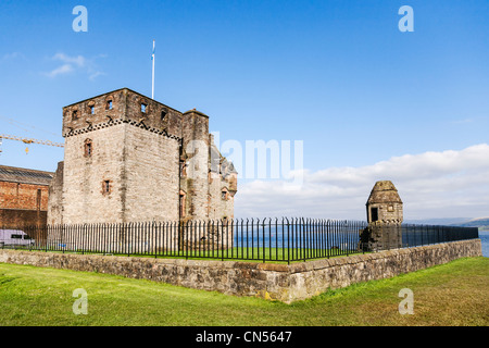 Newark Castle sulla sponda meridionale del fiume Clyde estuario, Port Glasgow, Renfrewshire, Scozia. Foto Stock
