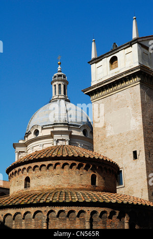 L'Italia, Lombardia, Mantova, Piazza delle Erbe, la Rotonda di San Lorenzo e la torre dell orologio e la basilica di Sant' Andrea dome Foto Stock