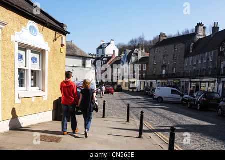 Un giovane a piedi lungo High Street, Queensferry nei pressi di Edimburgo, West Lothian, Scozia. Foto Stock