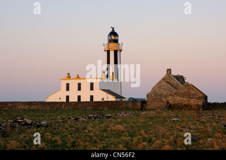 Il punto di inizio faro al tramonto, Sanday, Orkney Foto Stock