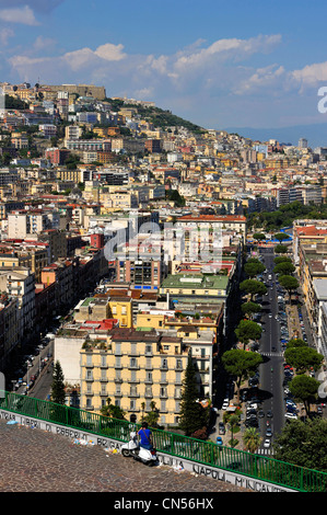 L'Italia, Campania, Napoli, panoramica della città con Castel Sant' Elmo Foto Stock