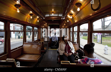 Passeggeri in sella all'interno di un vintage trolley car a Memphis, Tennessee Foto Stock