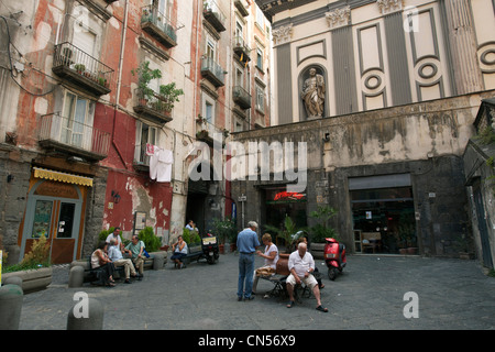 L'Italia, Campania, Napoli, centro storico elencati come patrimonio mondiale dall' UNESCO, Via dei Tribunali, San Paolo Maggiore Chiesa Foto Stock