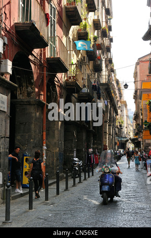 L'Italia, Campania, Napoli, centro storico elencati come patrimonio mondiale dall' UNESCO, vicoli in centro, Via dei Tribunali Foto Stock