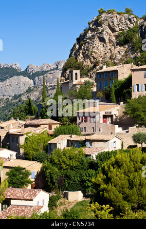 Francia, Vaucluse, La Roque Alric e le Dentelles de Montmirail in background Foto Stock