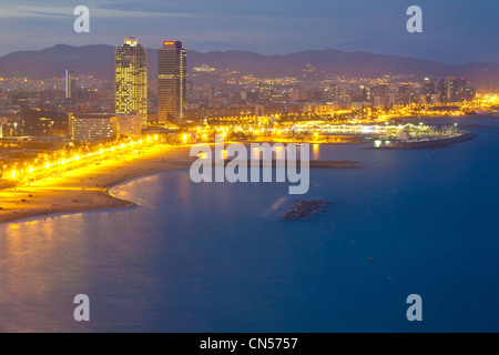 Spagna, Cataluna, Barcellona, vista dall'Hotel W sulla spiaggia di Barceloneta, arti e Mapfre hotel e il Porto Olimpico costruito nel 1992 per Foto Stock