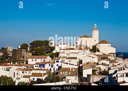 Spagna Girona Costa Brava, Cataluna, Cadaqués, chiesa di Santa Maria sul villaggio e sul mar Mediterraneo Foto Stock