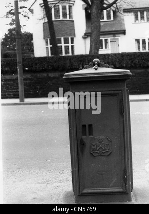 Lucy Box, Wolverhampton, 1950s. Realizzato dalla Fonderia di Lucy in Oxford, queste sono state erette per facilitare la fornitura di energia elettrica per Foto Stock