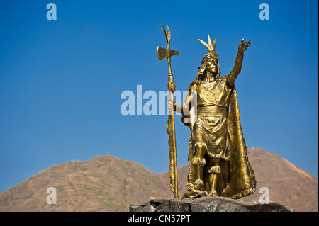 Il Perù, provincia di Cuzco, Cuzco, elencato come patrimonio mondiale dall'UNESCO, una statua dell'imperatore inca Pachacutec che adorna la Foto Stock