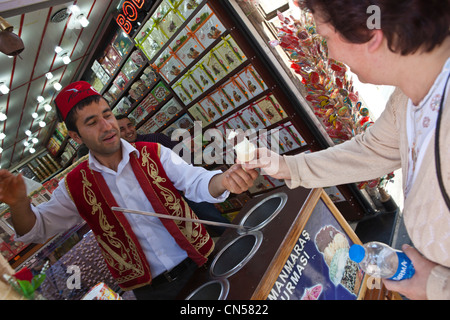 Turchia, Istanbul, Beyoglu, quartiere Taksim, un fornitore di gelati in strada Istiklal Caddesi Foto Stock