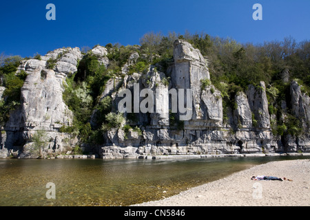 Francia, Ardeche, Gorges de l'Ardeche, Labeaume, spiaggia sul Fiume Baume banche Foto Stock