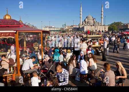 Turchia, Istanbul, centro storico elencati come patrimonio mondiale dall' UNESCO, Eminönü district, ristoranti di pesce su barche e il Foto Stock