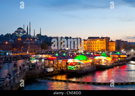 Turchia, Istanbul, centro storico elencati come patrimonio mondiale dall' UNESCO, Eminönü district, ristoranti di pesce su barche e il Foto Stock