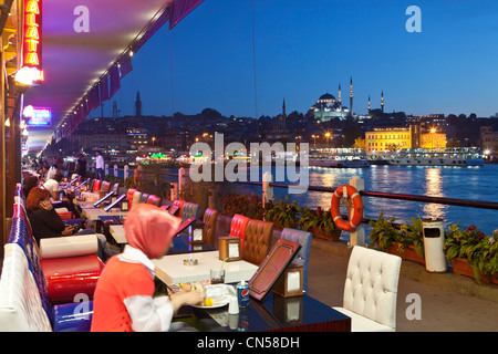 Turchia, Istanbul, Eminönü district, bar sotto il Ponte di Galata che attraversano lo stretto del Golden Horn Foto Stock