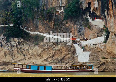 Laos, Luang Prabang Provincia, del fiume Mekong, Pak Ou caverne Pak sbarco o sono disposti in cui il Buddha di stili e dimensioni Foto Stock