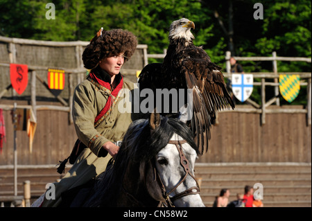 Francia, della Mosella, Amneville les Thermes Zoo, falconer e la sua eagle Foto Stock