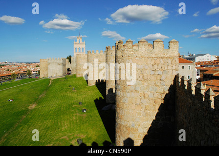 Spagna, Castiglia e Leon, Avila, città vecchia elencati come patrimonio mondiale dall' UNESCO, mura medievali datato XI-XIV secolo Foto Stock