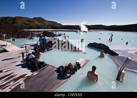 L'Islanda, regione di Sudurnes, Grindavik, Laguna Blu, nuotatori crogiolarsi in una laguna di acqua calda ha 39° derivanti dal naturale Foto Stock