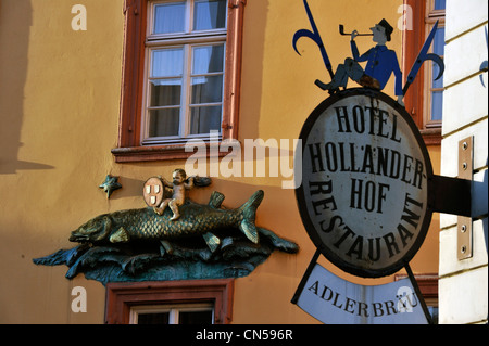 Germania, Baden Württemberg, Heidelberg, Steingasse street, firmare al Goldener Hecht ristorante e l'hotel Hollander Hof Foto Stock