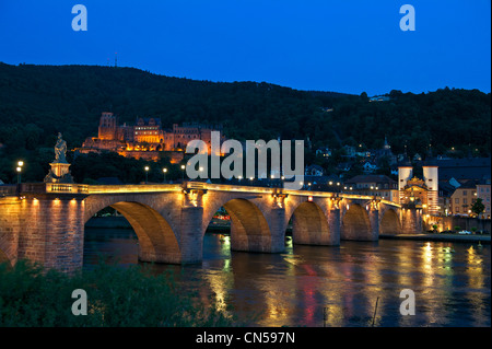 Germania, Baden Württemberg, Heidelberg, la città, il castello dalla riva destra del fiume Neckar e il ponte vecchio Karl-Theodor Foto Stock